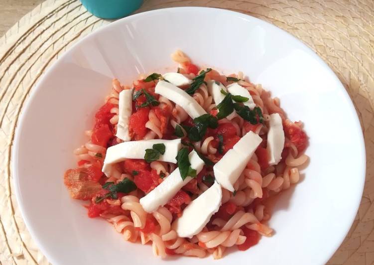 Pasta con tomate, atún y mozzarella