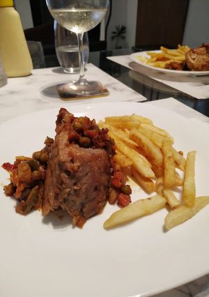 Una foto de Bondiola con verdura y papas bastón