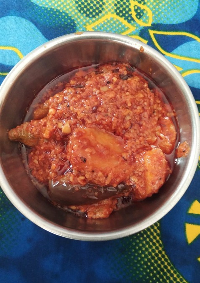 ભરેલા રીંગણા બટાકા નું શાક (Bharela Ringan Bataka Shak Recipe In Gujarati) રેસીપી મુખ્ય ફોટો