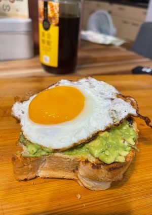 太陽蛋酪梨開放三明治 的食譜成品照片
