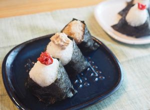 Una foto de Onigiri 3 tipos, bolas de arroz(おにぎり) / Comida japonesa 🍙