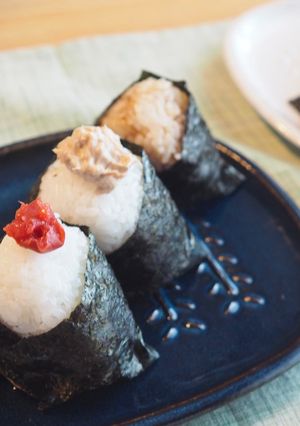 Una foto de Onigiri 3 tipos, bolas de arroz(おにぎり) / Comida japonesa 🍙