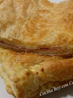Una foto de Empanada de mortadela de bologna y queso con masa de hojaldre