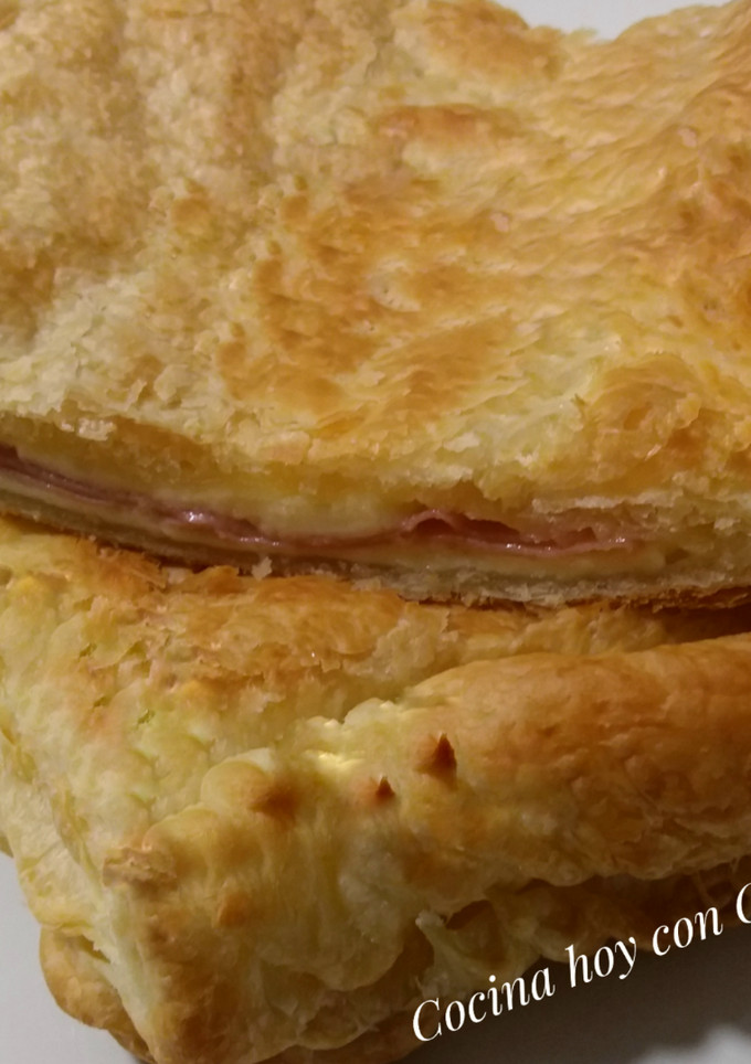Una foto de Empanada de mortadela de bologna y queso con masa de hojaldre