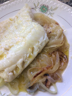 Una foto de Bacalao al horno con cebolla 🌶