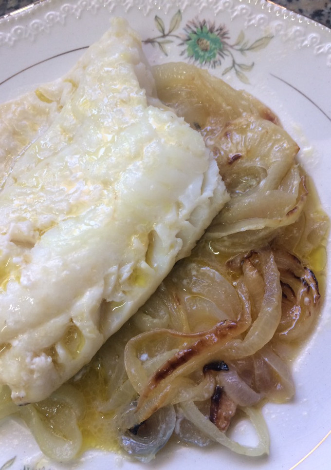 Una foto de Bacalao al horno con cebolla 🌶