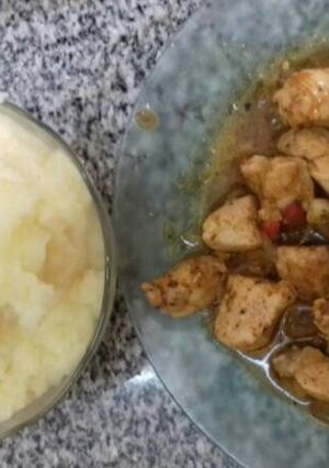 Una foto de Pollo con puré