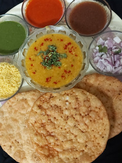 દાલ પકવાન (Dal Pakwan Recipe In Gujarati) રેસીપી મુખ્ય ફોટો