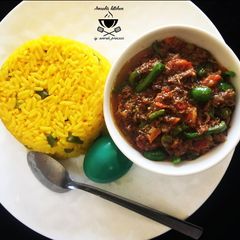 A picture of Turmeric rice with minced meat and vegies.