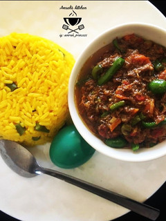 A picture of Turmeric rice with minced meat and vegies.