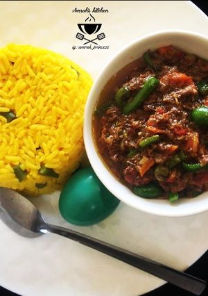 A picture of Turmeric rice with minced meat and vegies.