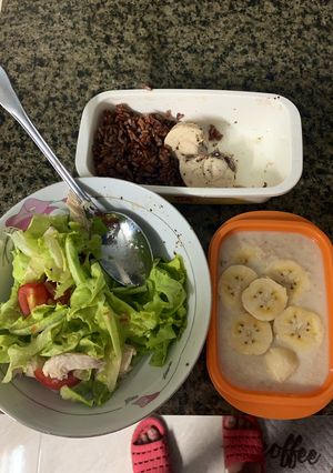Hình của món Cháo yến mạchCơm gạo lức + salad gà.