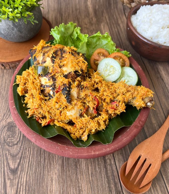 Pecel Pitik ayam bumbu kacang tradisional khas upacara adat Banyuwangi