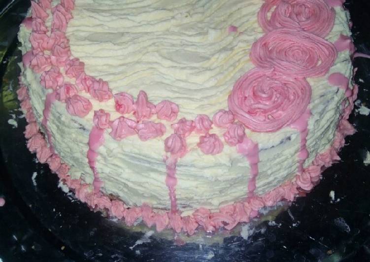Vanilla Cake With Buttercream Frosting