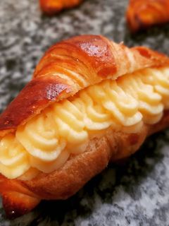 Una foto de Croissant de queso crema rellenos de crema pastelera