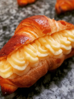 Una foto de Croissant de queso crema rellenos de crema pastelera
