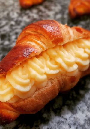 Una foto de Croissant de queso crema rellenos de crema pastelera