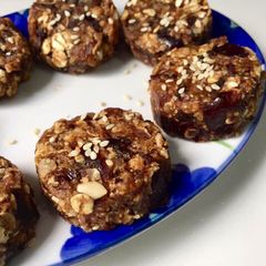 A picture of Dates oats cookies.