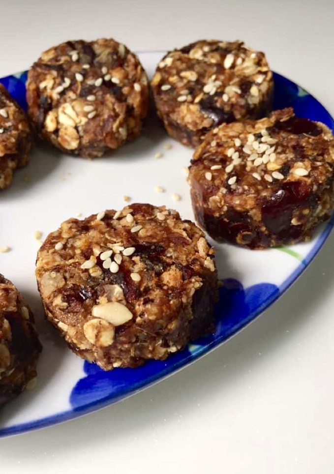 A picture of Dates oats cookies.