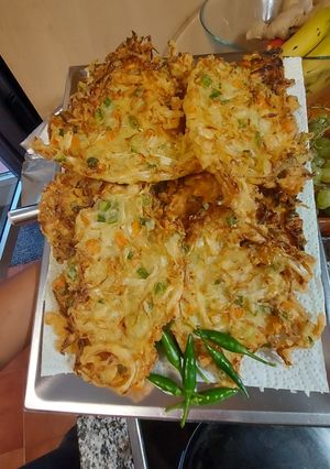 Una foto de Bakwan (tortillas verduras de Indonesia)