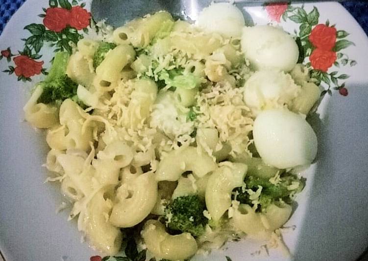 Macaroni brokoli cheese