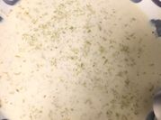 Una foto de avena con leche y canela