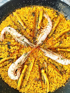 Una foto de Arroz con navajas y gambones