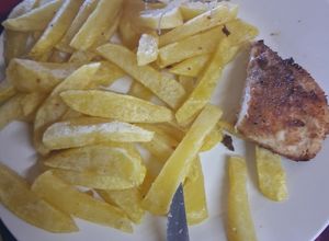 Una foto de Pollo crujiente con soya y papas fritas para uno