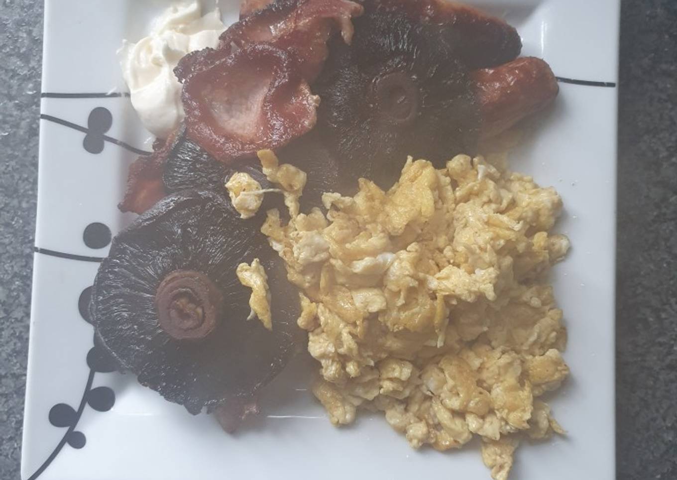 Basic scrambled Eggs Mushroom fry up
