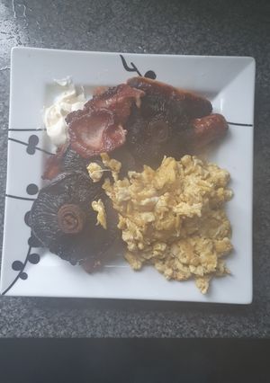A picture of Basic scrambled Eggs Mushroom fry up.