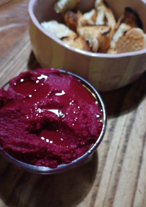 Una foto de Hummus de Remolacha