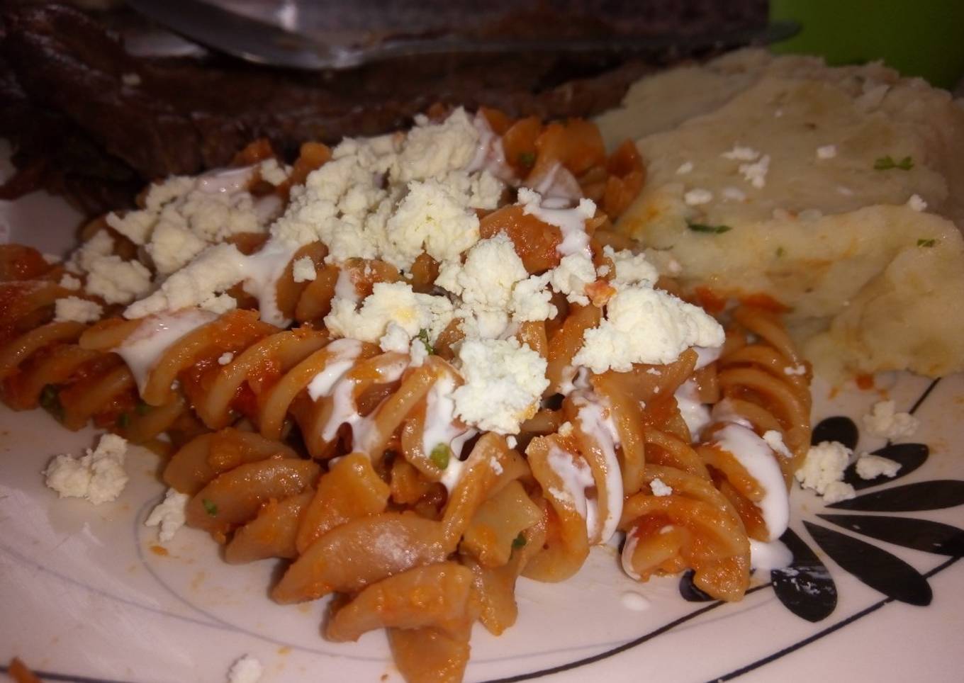 Fusilli entomatado con queso