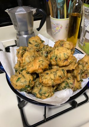 Una foto de Buñuelos con hojas de remolachas
