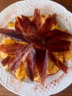 Una foto de Huevos rotos