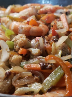 Una foto de Wok de camarón con vegetales!!!