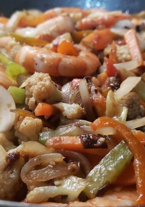 Una foto de Wok de camarón con vegetales!!!