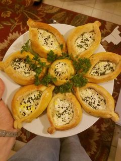 صورة لوصفة معجنات بالجبنة البيضه والبقدونس