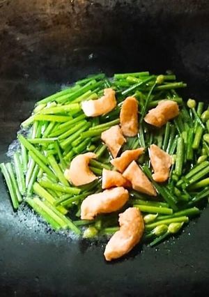 韭菜花炒甜不辣 的食譜成品照片
