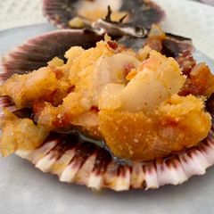 A picture of Zamburiñas (small scallops) Galician style.