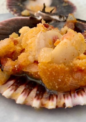 A picture of Zamburiñas (small scallops) Galician style.