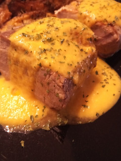 Una foto de Solomillo de Cerdo a Baja Temperatura con Salsa de Naranja, Puerro y Zanahoria con Patatas Gajo