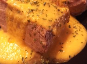Foto principal de Solomillo de Cerdo a Baja Temperatura con Salsa de Naranja, Puerro y Zanahoria con Patatas Gajo