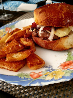Una foto de Hamburguesas caseras con su pan a mi manera