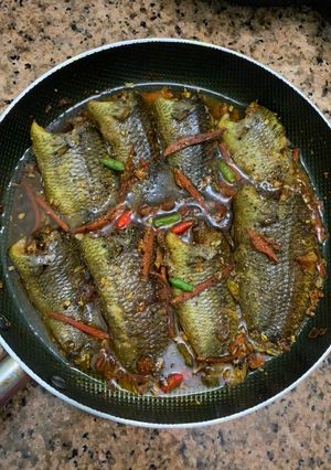 Hình của món Cá rô “câu” kho nghệ.