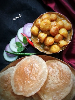 লুচি আলুর দম (luchi aloor dum recipe in bengali) রেসিপির প্রধান ছবি