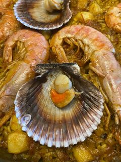 Una foto de Arroz con Vieiras, Gambones y calamares 🦑🍤