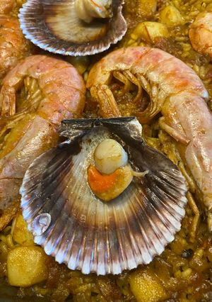 Una foto de Arroz con Vieiras, Gambones y calamares 🦑🍤