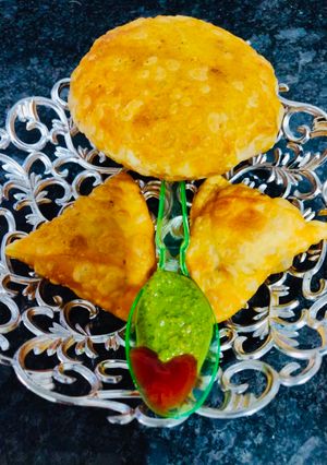 મગ દાળ ની કચોરી(mang dal kachori recipe in Gujarati) રેસીપી મુખ્ય ફોટો