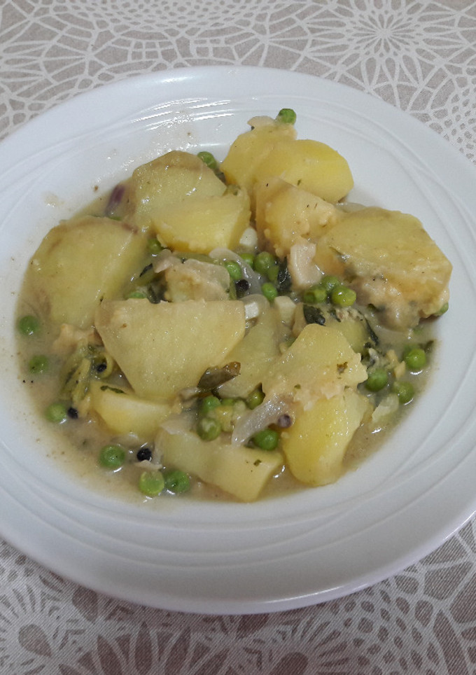 Una foto de 🇬🇷 Guiso "griego" de patatas y guisantes vegano🍲