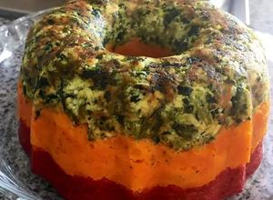 Una foto de Budín arcoíris - Savarín y olla Essen